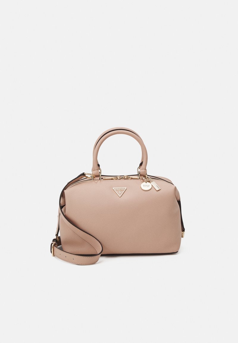 Sac à main synthétique rose clair avec ferrures dorées, double poignées, bandoulière amovible et une petite étiquette. Présente une finition texturée.