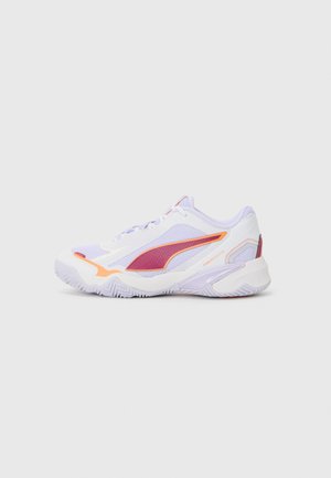 Weißer Sport Schuh aus Mesh- und synthetischen Materialien, mit pinken und orangefarbenen Akzenten. Strukturierte Sohle mit einem Zickzackmuster.