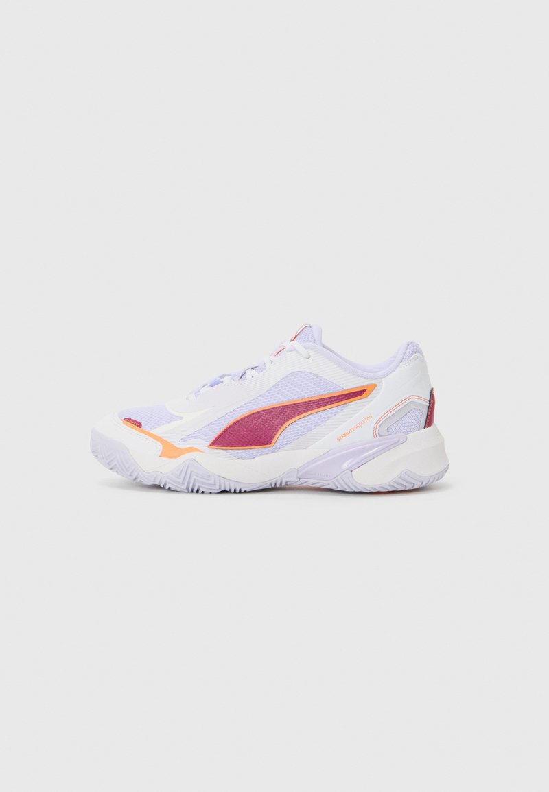 Sapatilha branca desportiva feita de materiais em malha e sintéticos, com pormenores em rosa e laranja. Sola texturizada com um padrão em zigzag.