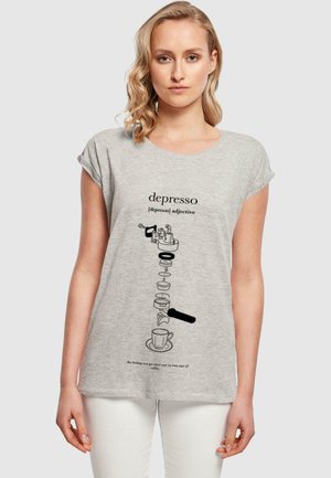 Tricou gri cu mânecă scurtă, având o ilustrație grafică neagră a echipamentelor de cafea și cuvântul "depresso" subtext.