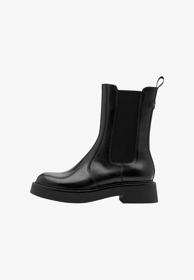 Botte Chelsea en cuir noir avec panneau latéral élastique, languette à l’arrière, bout arrondi et semelle basse et épaisse.