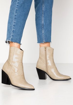 Højhælede støvletter - off-white