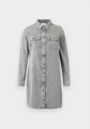 Szara sukienka koszulowa z denimu, z kołnierzykiem, długimi rękawami, zapięciem na guziki z przodu oraz dwoma kieszeniami na piersi. Charakteryzuje się luźnym, prostym krojem.