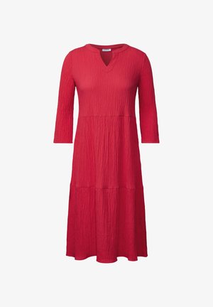 Červené texturované šaty s výstřihem do V a tříčtvrtečními rukávy, které mají vrstvený design, jenž dodává rozměr a plynulost.