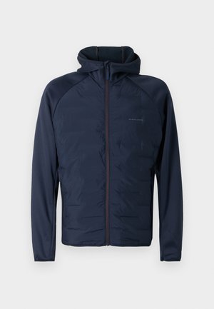 Marineblauwe lichte jas met volledige rits aan de voorkant, hoge kraag, lange mouwen en een subtiel logo op de linkerborst.