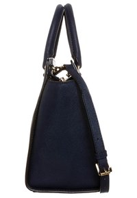 Mörkblå strukturerad handväska med slät yta, korta handtag och en lång justerbar rem. Har guldfärgade metallbeslag.