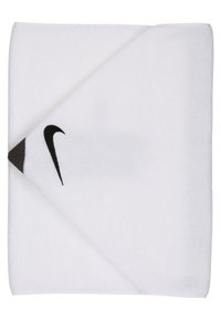 Asciugamano Nike bianco, forma rettangolare, tessuto morbido al tatto, con un logo nero in un angolo, piegato diagonalmente.