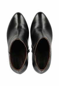 Bottines en cuir noir avec un bout pointu, texture lisse, fermeture éclair sur le côté et un design minimaliste.