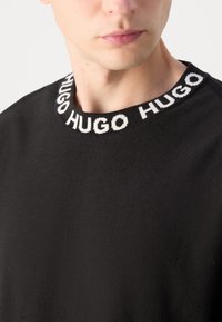 HUGO SMARLO - Strikkegenser - black