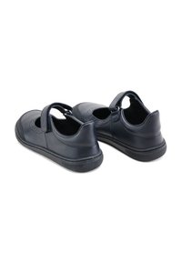 Zapatos de cuero azul marino con punta redonda, correa tipo Mary Jane, detalles perforados y suelas de goma. La vista trasera muestra el diseño robusto.