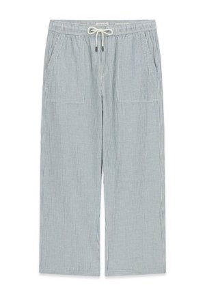 Szerokie spodnie w jasnoniebiesko-białe pionowe paski, z elastycznym pasem i białym sznurkiem. Dwie przednie kieszenie naszywane.