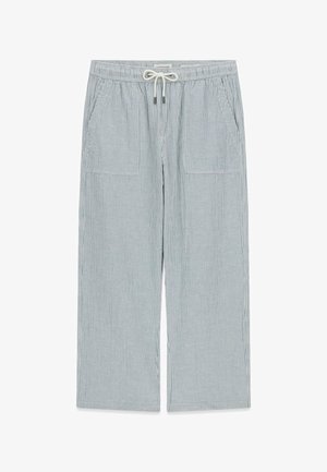 Szerokie spodnie w jasnoniebiesko-białe pionowe paski, z elastycznym pasem i białym sznurkiem. Dwie przednie kieszenie naszywane.