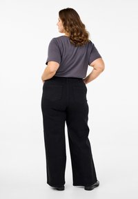 Zizzi FLASH - Flared Jeans - black