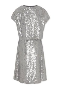 Srebrna sukienka z cekinami, z dopasowanym stanem, krótkimi rękawami i rozkloszowanym dołem. Materiał ma błyszczące, teksturowane wykończenie i gładki dekolt.