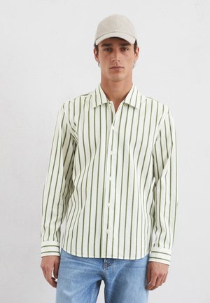 Wit shirt met lange mouwen, groene verticale strepen, knoopsluiting aan de voorkant, ruime kraag en contrasterende gestreepte manchetten. Casual pasvorm.