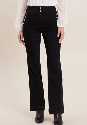 Zwarte hoge taille broek met een rechte pijpdesign. Bevat drie metalen knopen aan de voorkant en decoratieve knoopaccenten op de heupen.