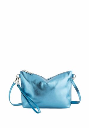 Metaliczna niebieska skórzana torba na ramię z odłączanymi paskami i zamkiem błyskawicznym w kolorze srebrnym, prezentowana na białym tle.