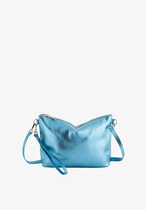 Bolso cruzado de cuero azul metálico con correas desmontables y cierre de cremallera plateado, mostrado sobre fondo blanco.