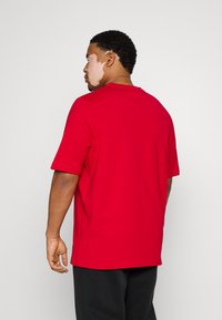 Tommy Hilfiger LOGO TEE - T-shirt estampada - blazer red
