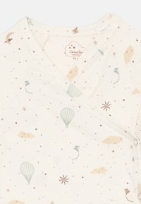 Kremni otroški kimono s pastelno oblečenimi baloni, zmaji, oblaki, zvezdami in vzorcem lune, s pokrovčki na strani.