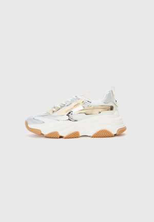 Sneakers chunky in mesh argento e bianco, con suola in gomma testurizzata, zip decorative e suola in gomma naturale.