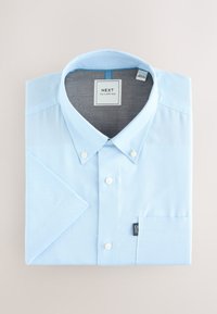 Lyseblå skjorte med knapper lavet af glat bomuld. Har klassisk krave, korte ærmer, brystlomme og et lille logomærke.