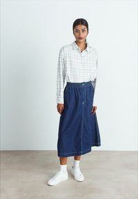 Mads Nørgaard AIR LUNI SKIRT - Falda acampanada - mid blue denim
