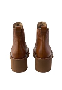 Bottes basses en cuir marron au fini lisse, bout arrondi et semelle en caoutchouc marron robuste. Dotées d'une languette arrière pour faciliter l'enfilage et d'un intérieur rembourré.