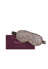 Maschera da sonno in seta con stampa leopardata, texture morbida, base marrone chiaro con macchie nere, dotata di una strap regolabile, confezionata in una scatola viola scuro.