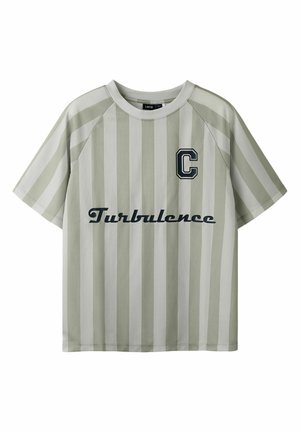 Kortemouwen, beige-wit verticale gestreepte blouse met een “C” patch op de borst en de tekst “Turbulence” in zwart cursief lettertype op de voorkant.