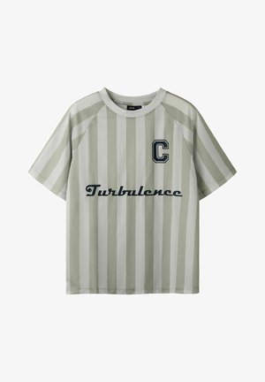 Kortemouwen, beige-wit verticale gestreepte blouse met een “C” patch op de borst en de tekst “Turbulence” in zwart cursief lettertype op de voorkant.