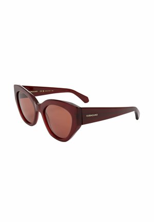 Occhiali da sole Ferragamo cat-eye rosso scuro con montature spesse e lenti marroni sfumate, logo Ferragamo sulle aste.