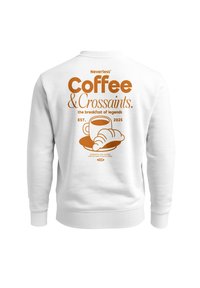 Weißes Sweatshirt mit orangefarbener Aufschrift "Kaffee & Croissants, das Frühstück der Legenden, ET. 2025" und einer Illustration von einer Tasse Kaffee mit einem Croissant.