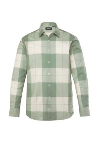 Camisa de manga larga con un patrón de cuadros en verde y blanco. Fabricada en algodón, con cuello abotonado y botones en la parte frontal. Presenta un corte entallado.