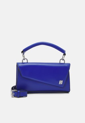 Sac à main en cuir bleu avec poignée supérieure, bandoulière amovible, rabat angulaire et petit logo argenté RI à l'avant.