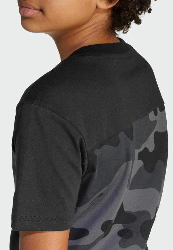 SEASONAL ESSENTIALS CAMO - Print T-shirt4