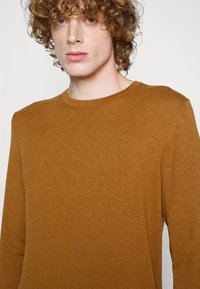 Jack & Jones JJEEMIL CREW NECK - Maglione - rubber