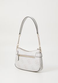 Bolso blanco con un diseño texturizado y un logo estampado. Cuenta con un cierre superior, un bolsillo frontal adicional, herrajes dorados y una correa de cadena.
