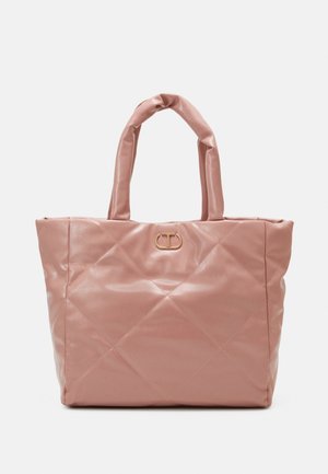 Sac fourre-tout en cuir rose pâle matelassé avec des poignées rembourrées et un petit emblème logo doré au centre avant.