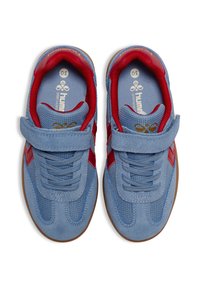 Niebieskie zamszowe i siateczkowe trampki z czerwonymi akcentami, paskiem na rzep i sznurowadłami. Podeszwa z gumy naturalnej i wyściełane wnętrze dla wygody.