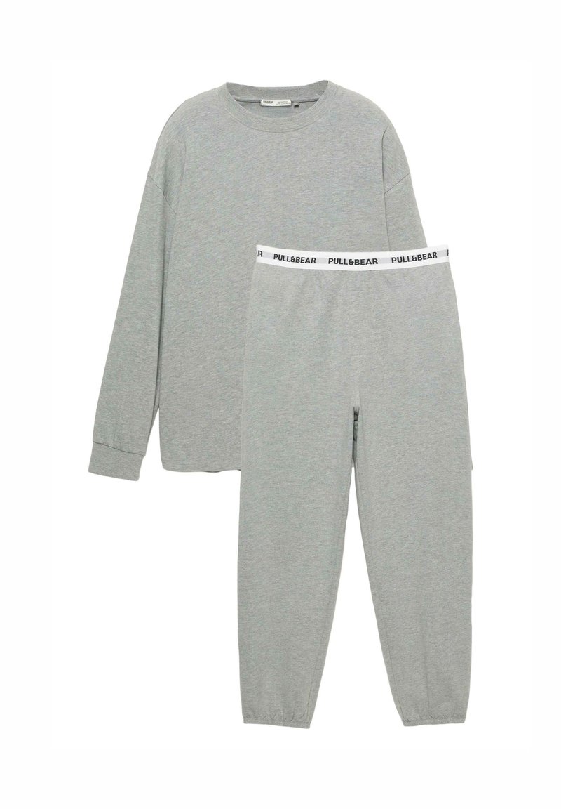 Sivé tričko s dlhým rukávom a okrúhlym výstrihom a sivé tepláky s čiernym elastickým pásom s nápisom "PULL&BEAR".