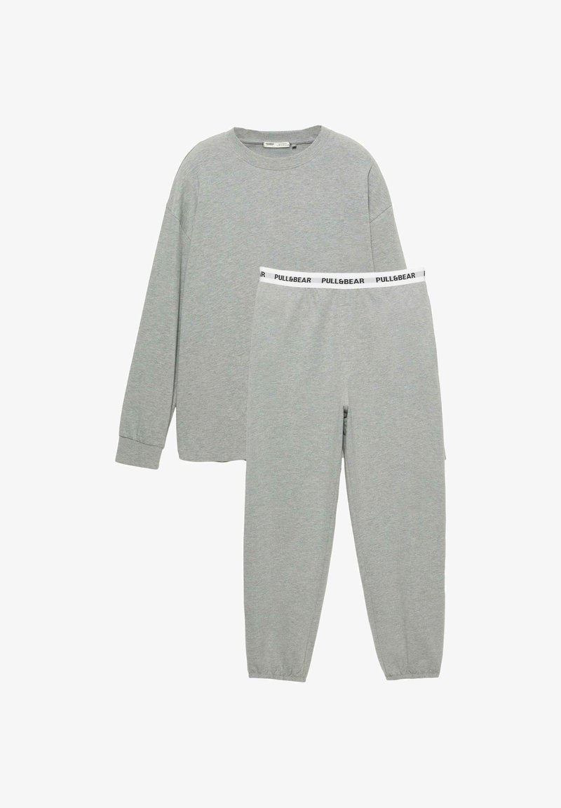 Sivé tričko s dlhým rukávom a okrúhlym výstrihom a sivé tepláky s čiernym elastickým pásom s nápisom "PULL&BEAR".