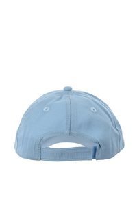 Jasnoniebieska czapka z daszkiem wykonana z miękkiego bawełnianego materiału, z regulowanym paskiem z tyłu i sześcioma wentylowanymi oczkami.