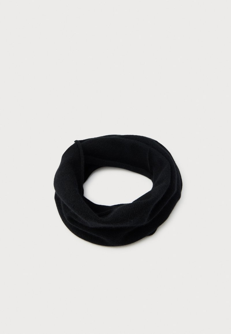 Sort stof halsgaiter foldet i en cirkel på en hvid baggrund, designet til varme og beskyttelse i koldt vejr.