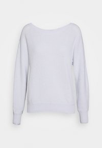 Maglione bianco lavorato a maglia con scollatura ampia, maniche lunghe e polsini e orlo a costine. Presenta una texture uniforme senza motivi o accenti.
