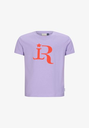 Lila kurzes T-Shirt aus Baumwolle, mit einem großen fluoreszierenden orangen Buchstaben "R" und einem Stern darüber.