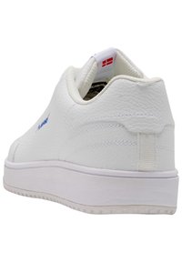 Zapatilla de piel blanca con superficie texturizada, suela blanca gruesa, logo azul en el lateral, lengüeta trasera y bandera danesa en la etiqueta interior.