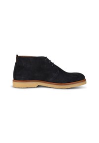 Botas chukka de ante azul oscuro con punta redondeada, suela clara en contraste y cordones de tres ojales. Presentan detalles de costura y una lengüeta trasera.