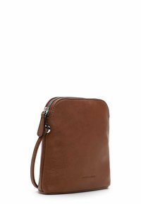 Sac bandoulière en cuir marron avec un dessus arrondi, fermeture zippée et une sangle amovible. Texture lisse, design minimaliste et détail de marque subtil.