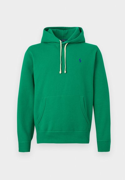 Zelena jopa s sprednjim žepom, belimi vrvmi in majhnim modrim vezenim logotipom na prsih na belem ozadju.